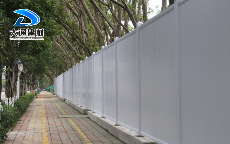 深圳大通建材有限公司，安裝PVC施工圍擋對(duì)建筑工地有哪些好處?